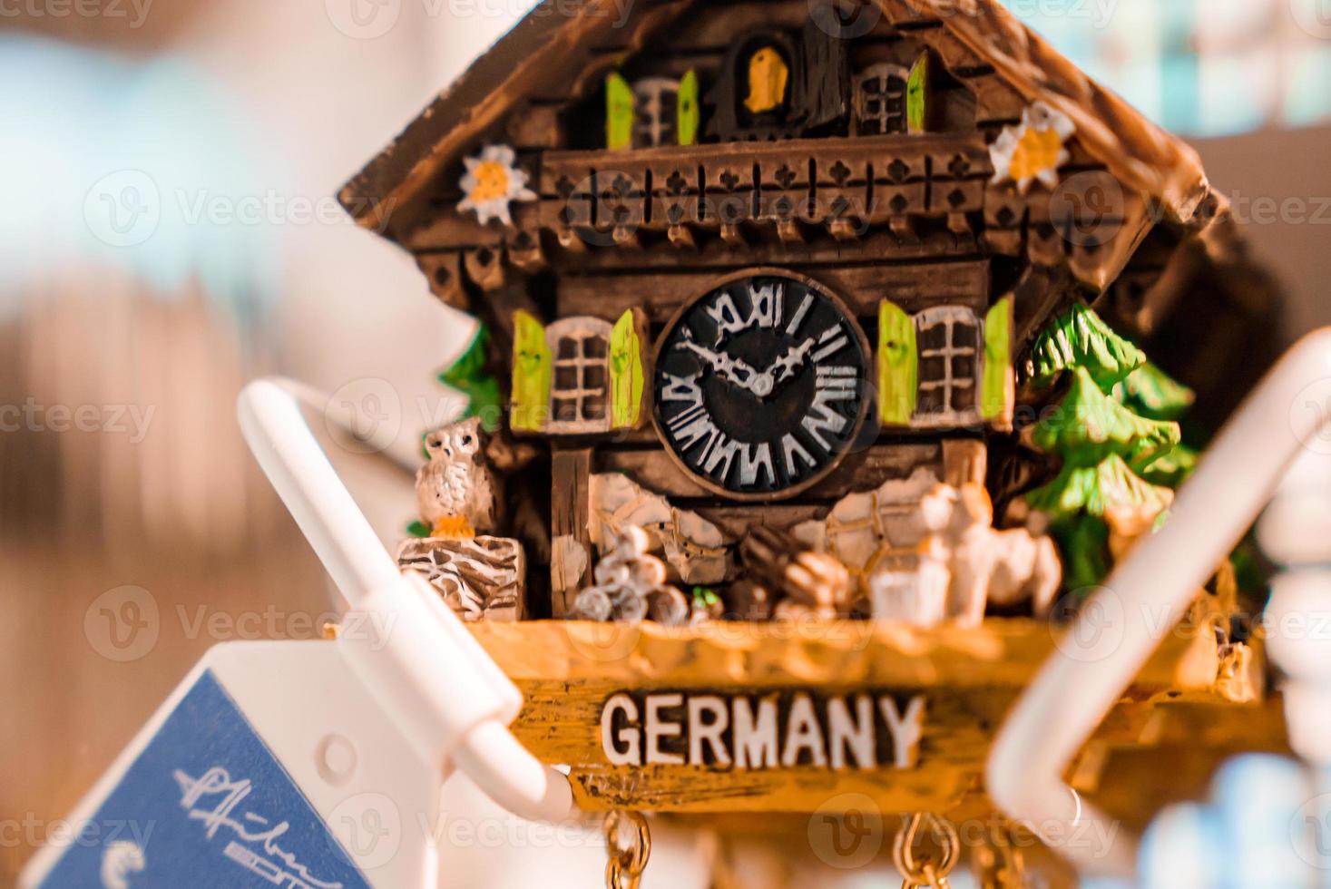Alemania recuerdo refrigerador imán. refrigerador imanes son popular recuerdo y coleccionable objetos. tradicional alemán reloj con país título. foto
