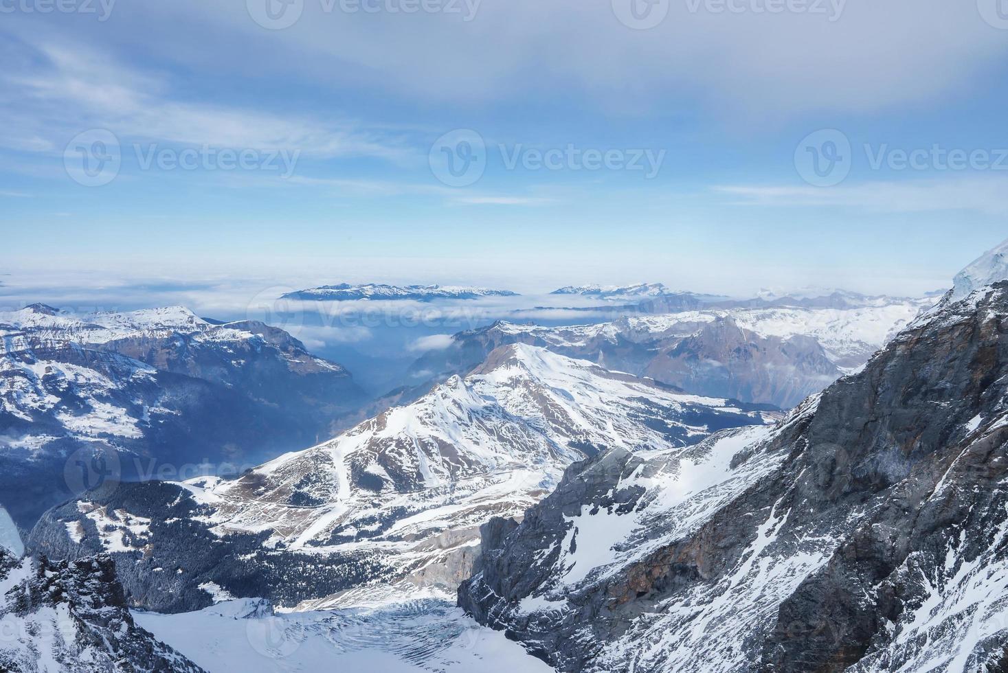 magica ver de el Alpes montañas en Suiza. ver desde helicóptero en suizo Alpes. montaña tapas en nieve. asombroso ver de jungfraujoch y el la unesco mundo patrimonio - el Aletsch glaciar foto