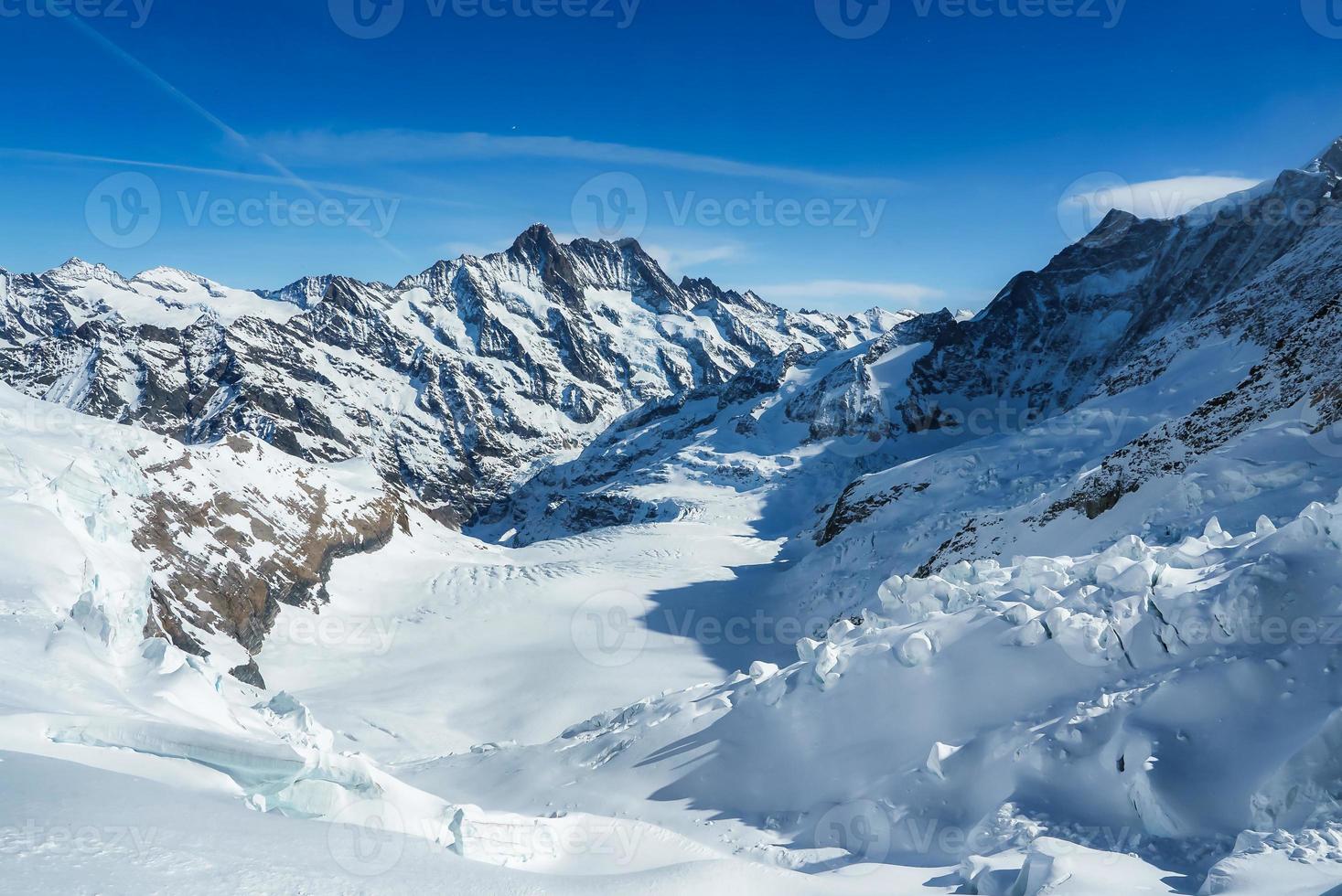 magica ver de el Alpes montañas en Suiza. ver desde helicóptero en suizo Alpes. montaña tapas en nieve. asombroso ver de jungfraujoch y el la unesco mundo patrimonio - el Aletsch glaciar foto
