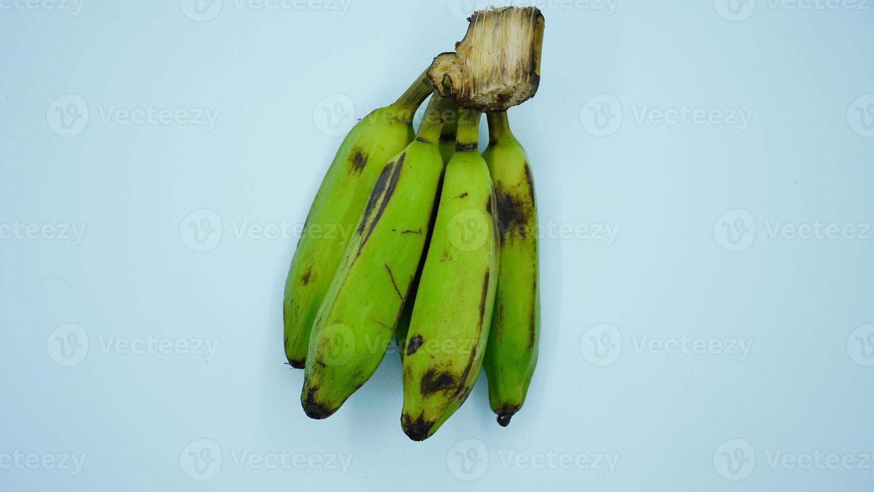 inmaduro verde plátano imagen en aislado blanco antecedentes foto