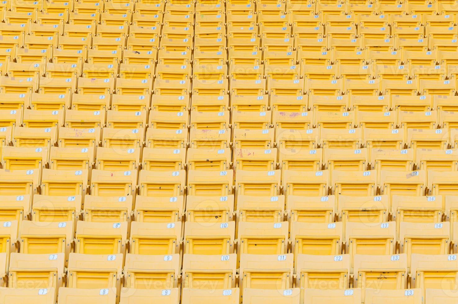 vacío amarillo asientos a estadio,filas de asiento en un fútbol estadio, seleccione atención foto