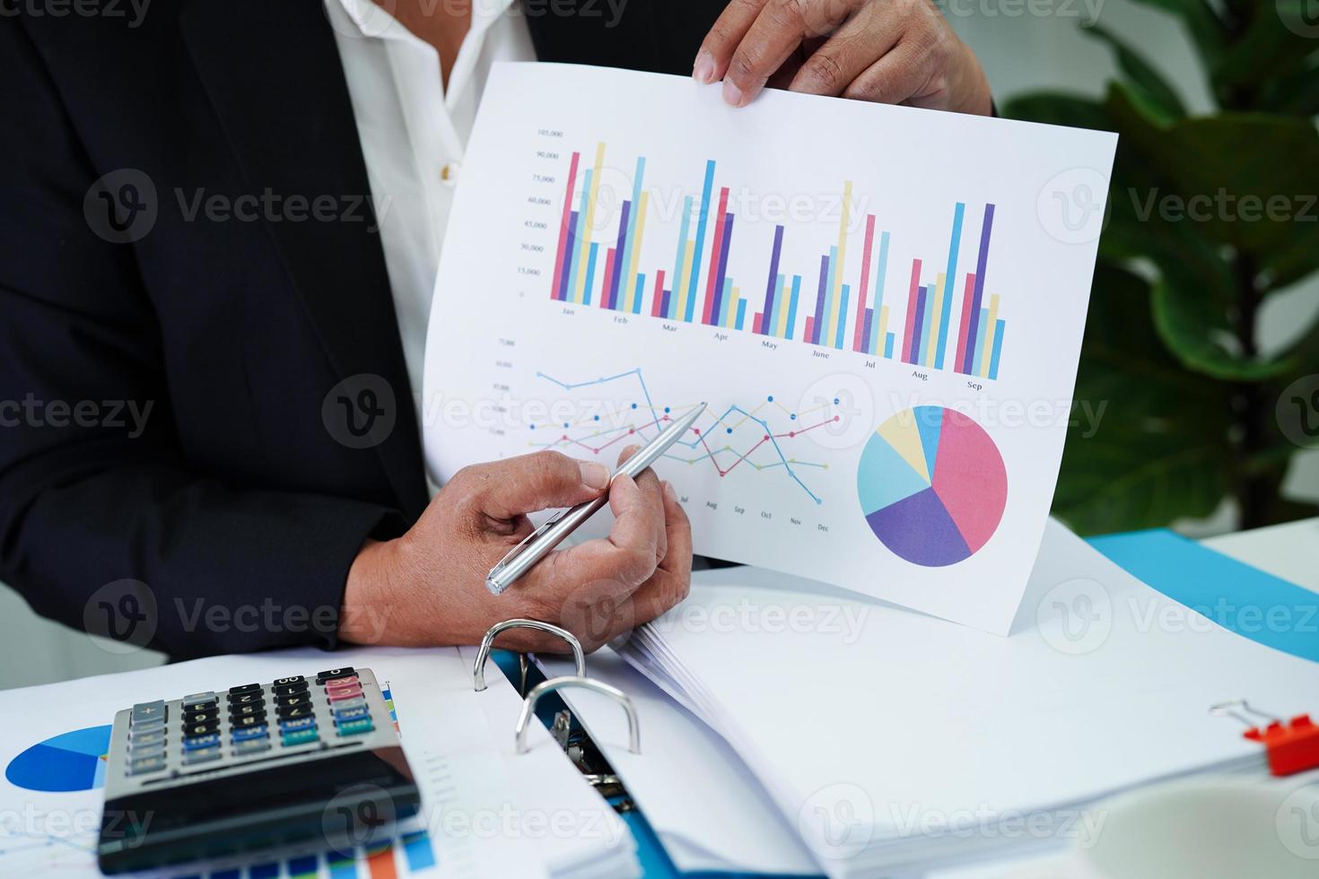 mujer de negocios trabajando y análisis con gráfico estadístico en la oficina. foto