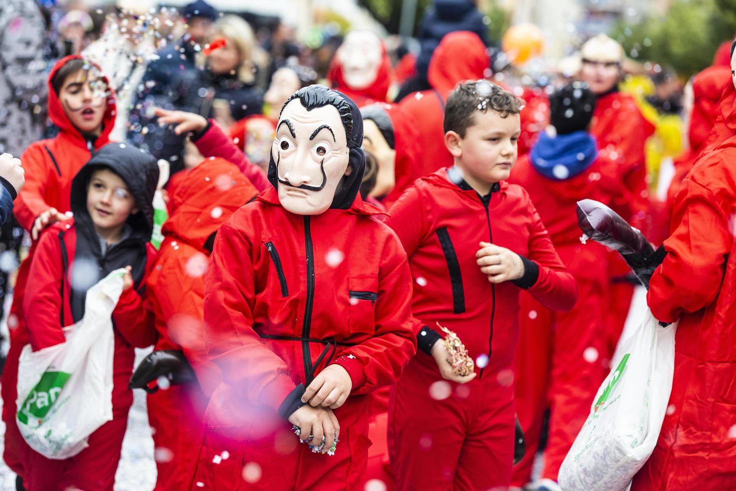 niños vistiendo mascaras de el papel casa caracteres. foto