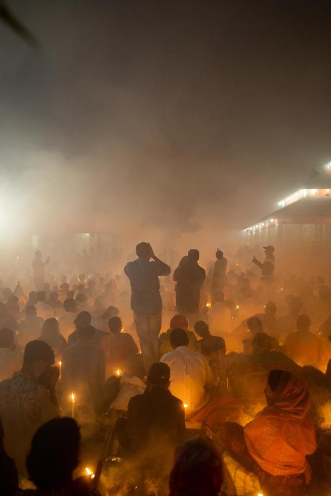 Narayanganj, Dhaka, Bangladesh, on November 12, 2022, Devotees offering prayers at the Shri Shri Lokanath Brahmachari Ashram temple during the Hindu religious fasting festival of Rakher Upobash. photo