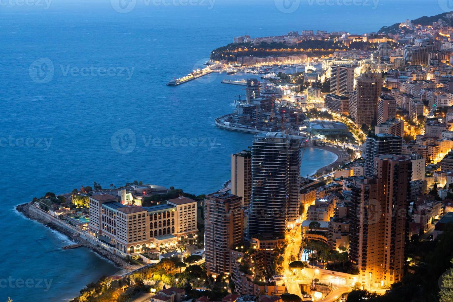 panorama de monte carlo iluminado por la noche. paisaje urbano con arquitectura de lujo. foto