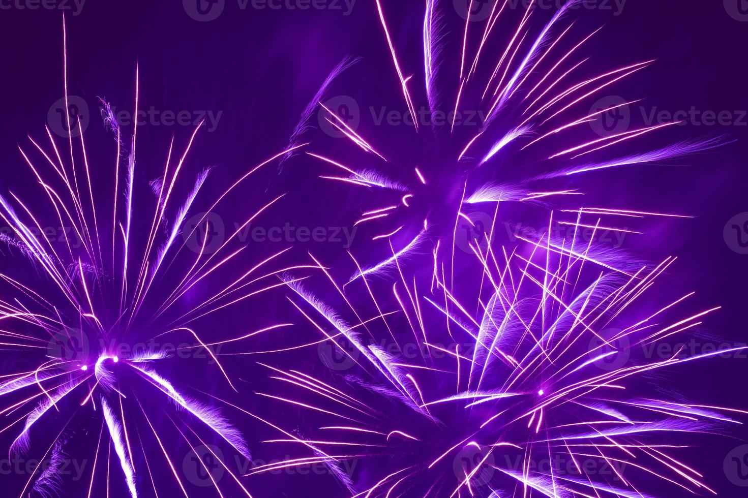 brillante púrpura fuegos artificiales en noche cielo antecedentes foto