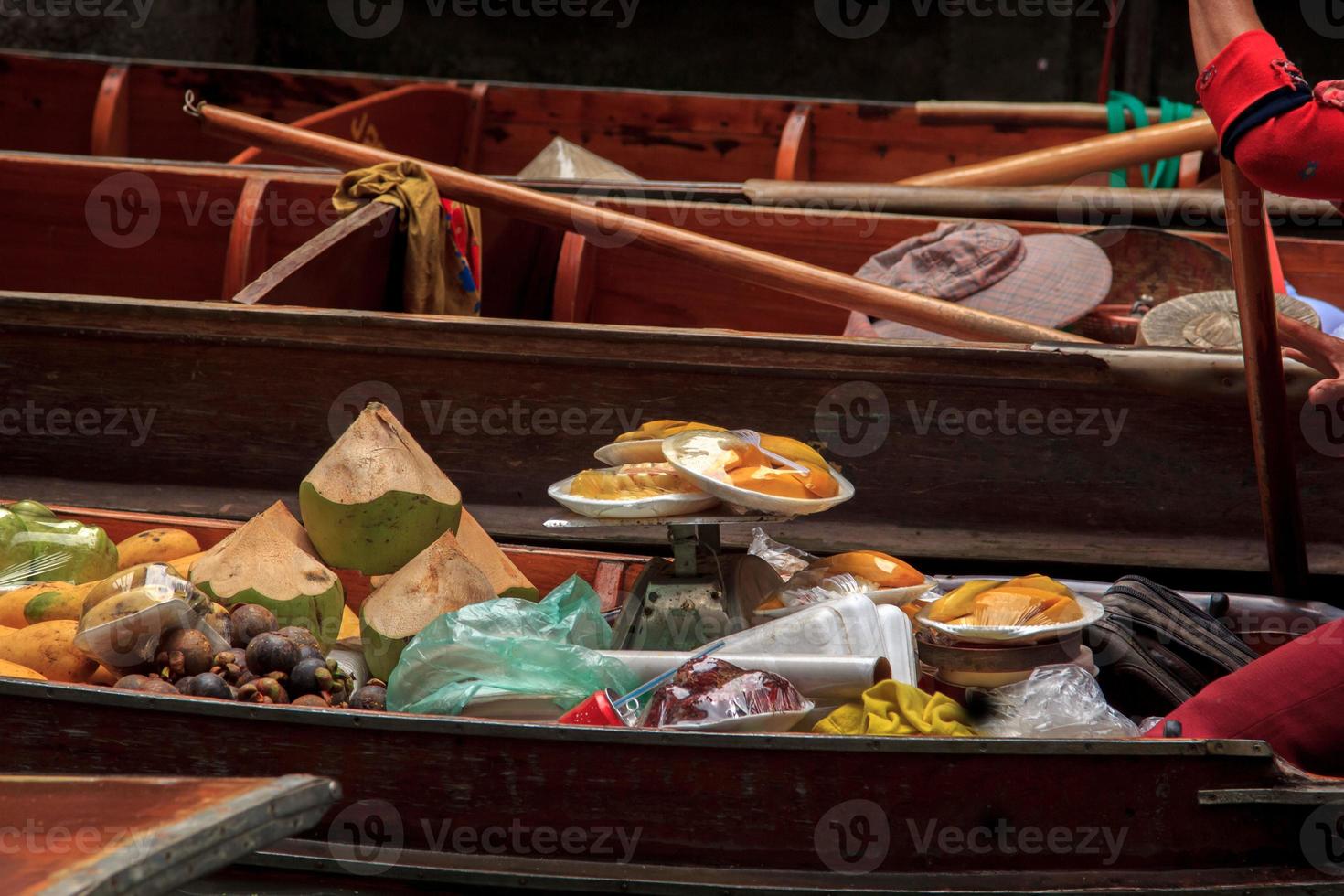 Boats selling various kinds of fruit at Damnoen Saduak Floating Market are a popular tourist destination that Europeans and Chinese like to travel with the traditional way of life of the villagers. photo