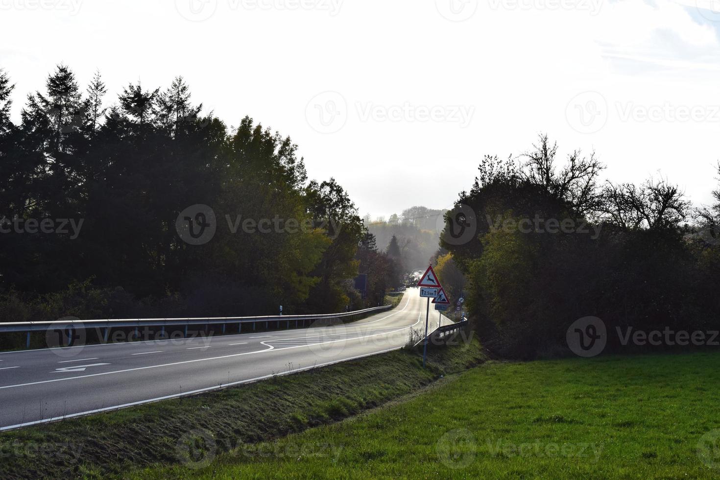 mojado la carretera en rural montañas foto