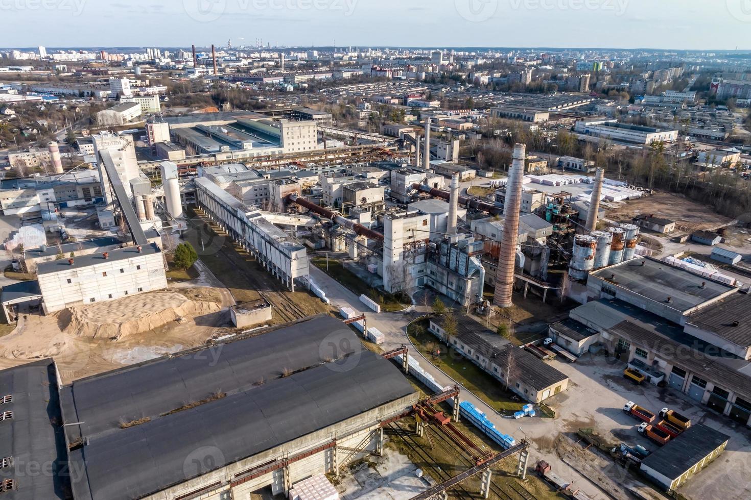 aéreo panorámico ver de tubería como de un antiguo abandonado fábrica foto