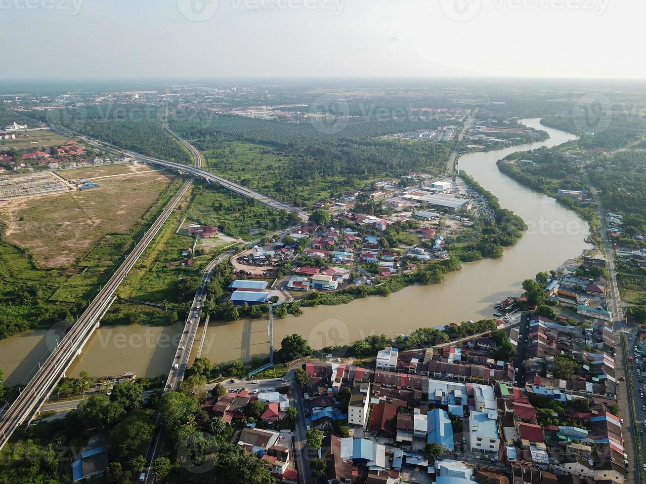 Kerian río pas un ciudad. foto