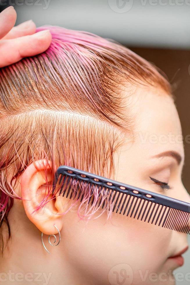 peluquero hace corto rosado peinado foto