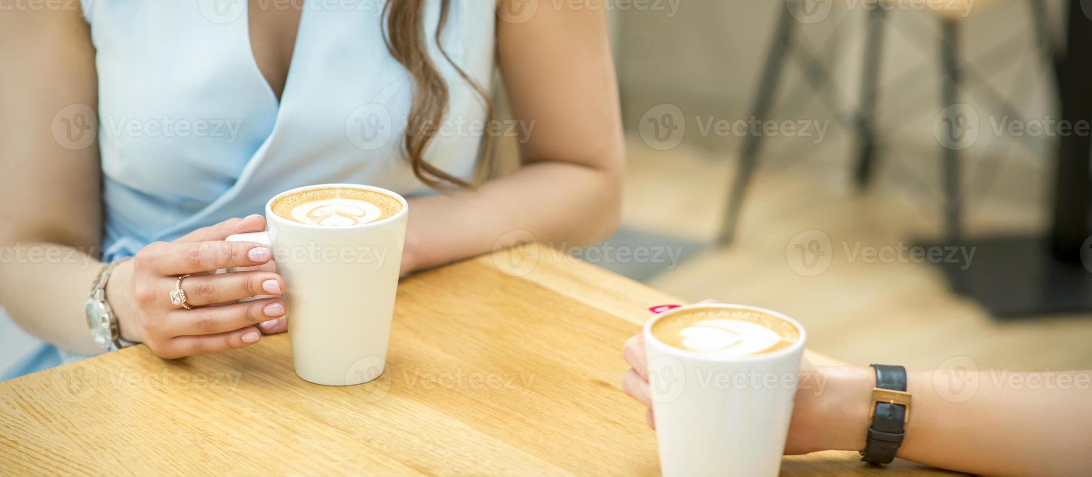 hembra manos con tazas de café foto