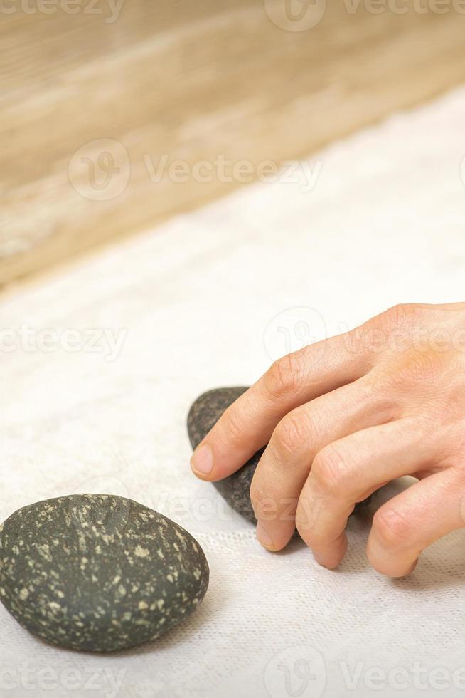 masajista es tomando masaje piedras foto