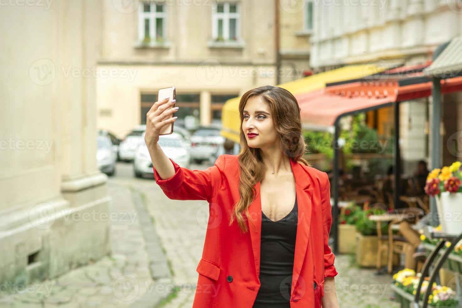 turista mujer toma un selfie foto