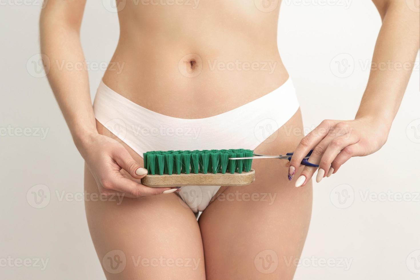 mujer cortes limpieza cepillo con tijeras foto