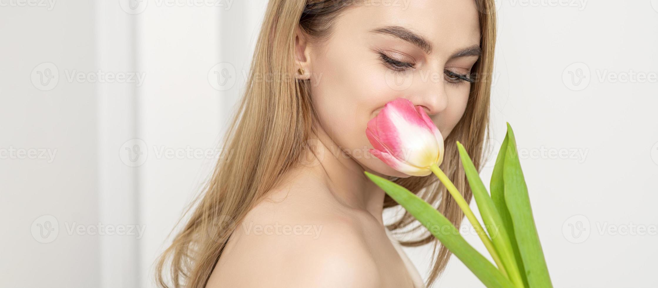 joven mujer con uno tulipán foto