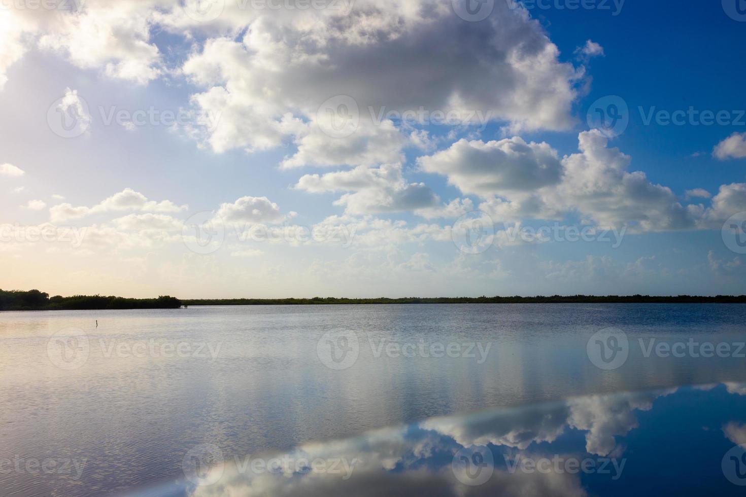 reflexión en el bahía zona foto