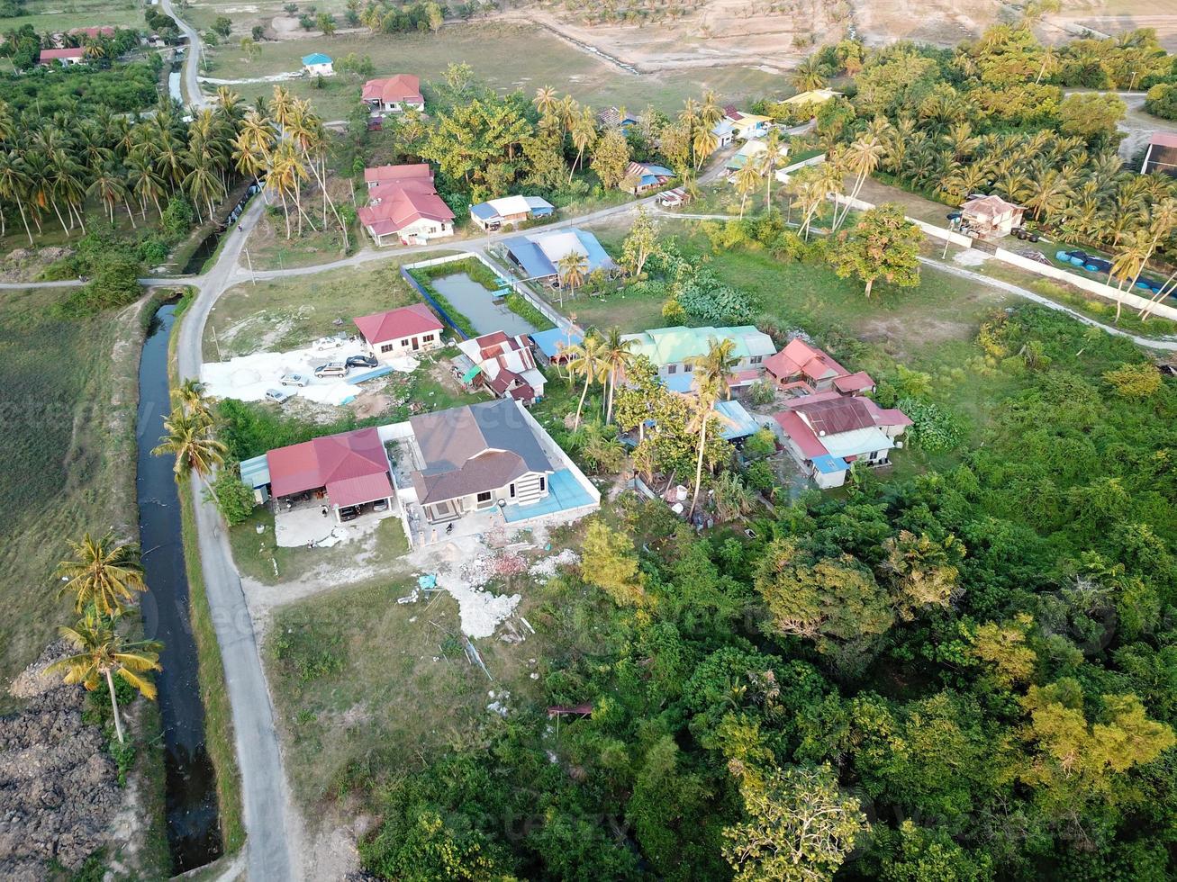 malayos pueblo con verde árbol foto