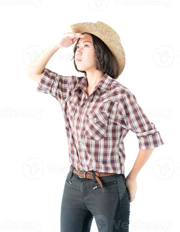 mujer joven con sombrero de vaquero y camisa a cuadros foto