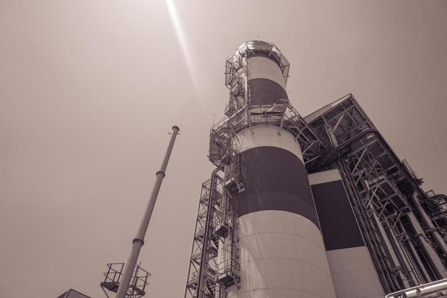 combinar ciclo proyecto poder planta cuando día hora con cielo y nublado vibras. el foto es adecuado a utilizar para industria antecedentes fotografía, poder planta póster y electricidad contenido medios de comunicación.