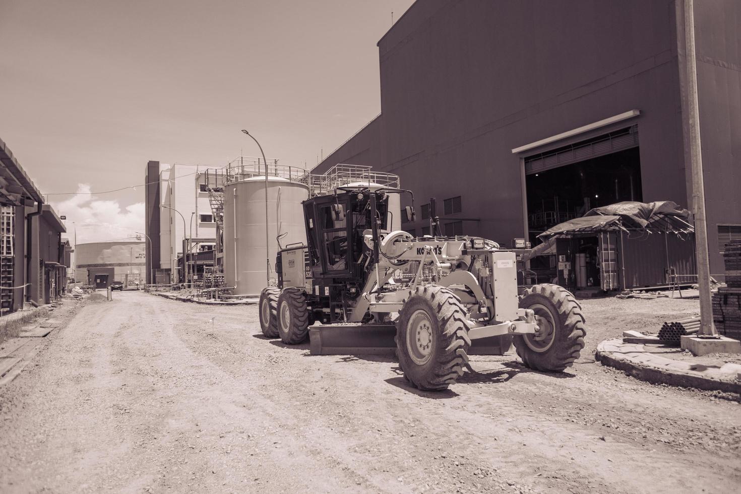 tierra raspador y vibro rodillo el pesado equipo para pretratamiento la carretera construcción. el foto es adecuado a utilizar para industria antecedentes fotografía, poder planta póster y electricidad.