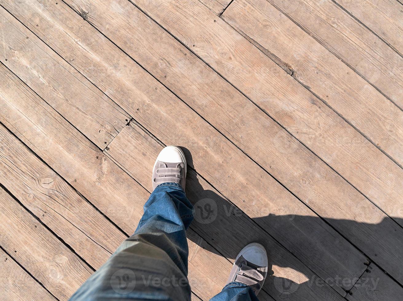 zapatilla de deporte en de madera entablado piso desde encima foto