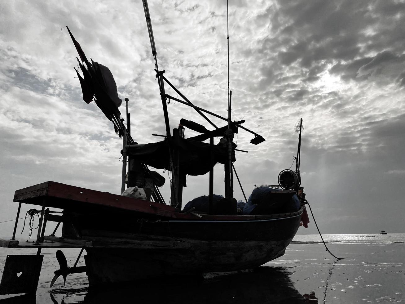 pescar barcos durante puesta de sol cielo a playa paisaje, pescar barcos durante un amanecer o atardecer, reluciente de el Dom en el nubes, las cielo y nubes tener el poder a inspirar sentimientos de temor o preguntarse foto