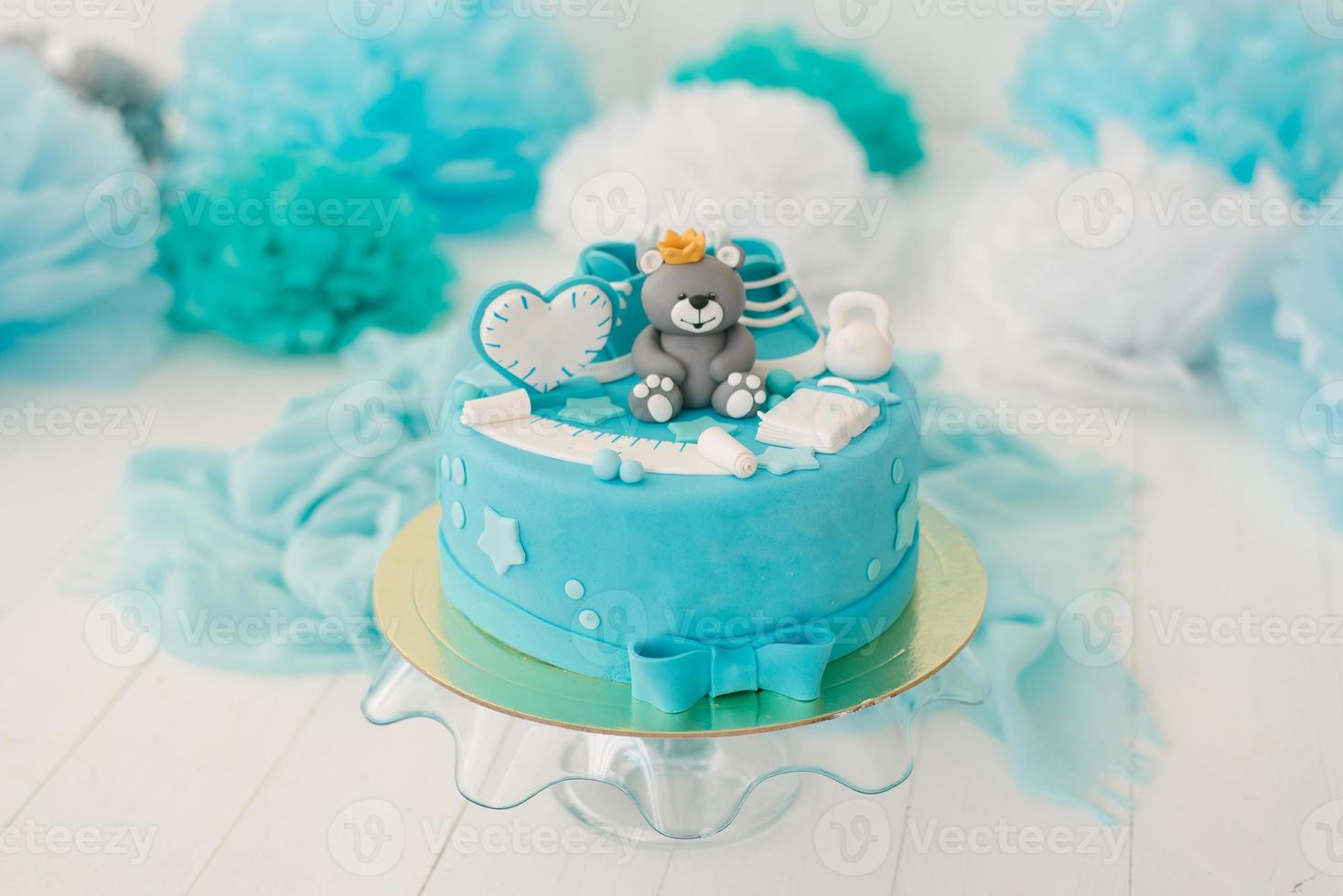 Cake for the first birthday of a boy with a bear in blue. photo
