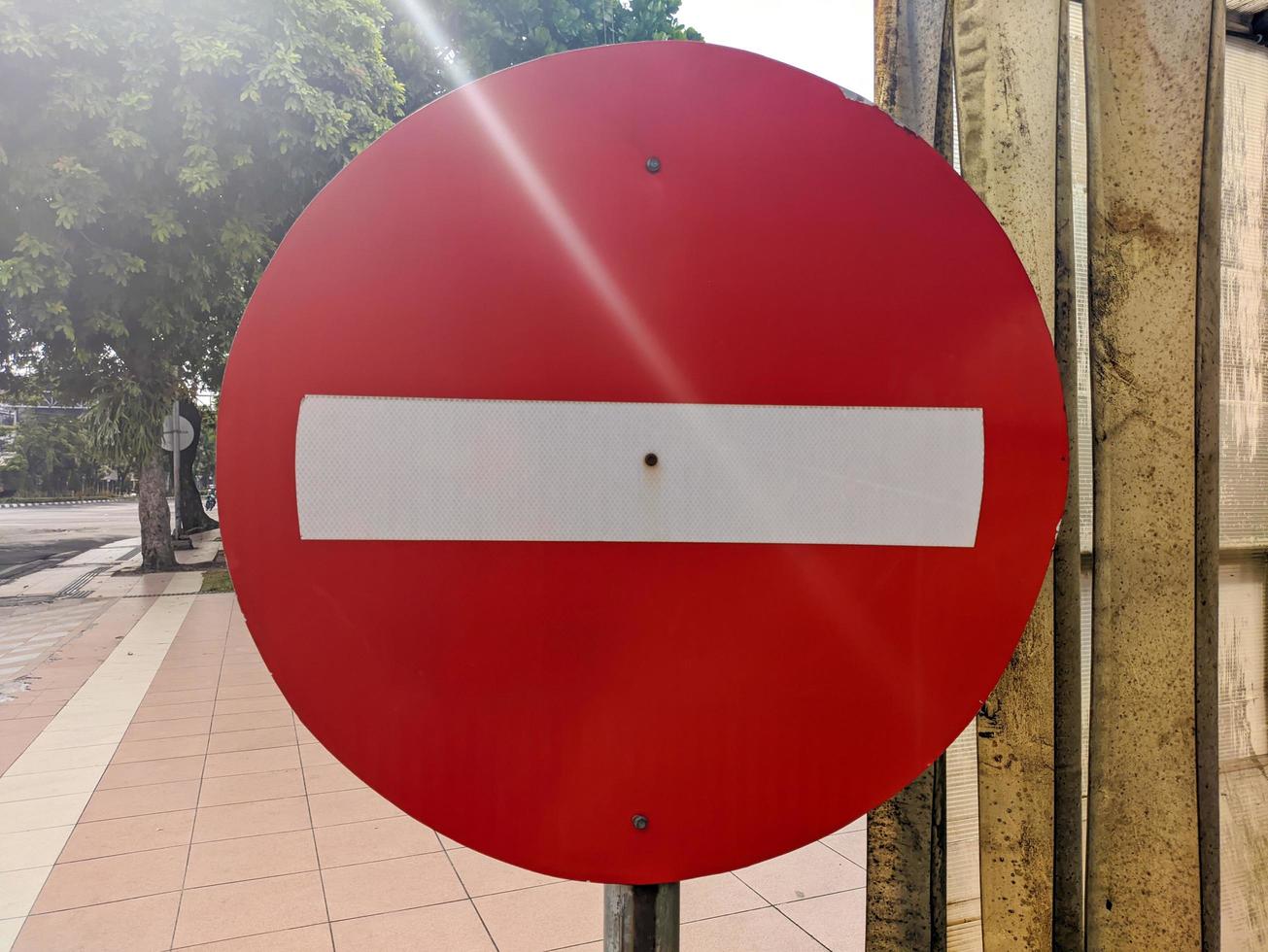 A traffic signs with orders prohibited from entering the lane photo