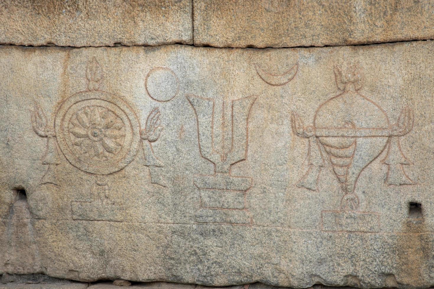 vaishnavismo íconos en Roca donación caja a Krishna templo en hampi foto