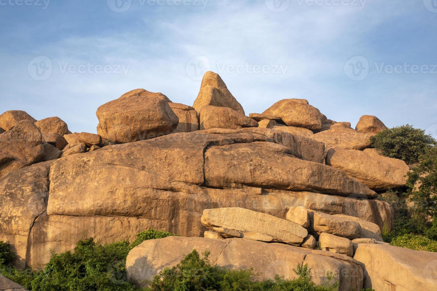 roca esparcido paisaje de hampi cuales es un la unesco patrimonio sitio foto