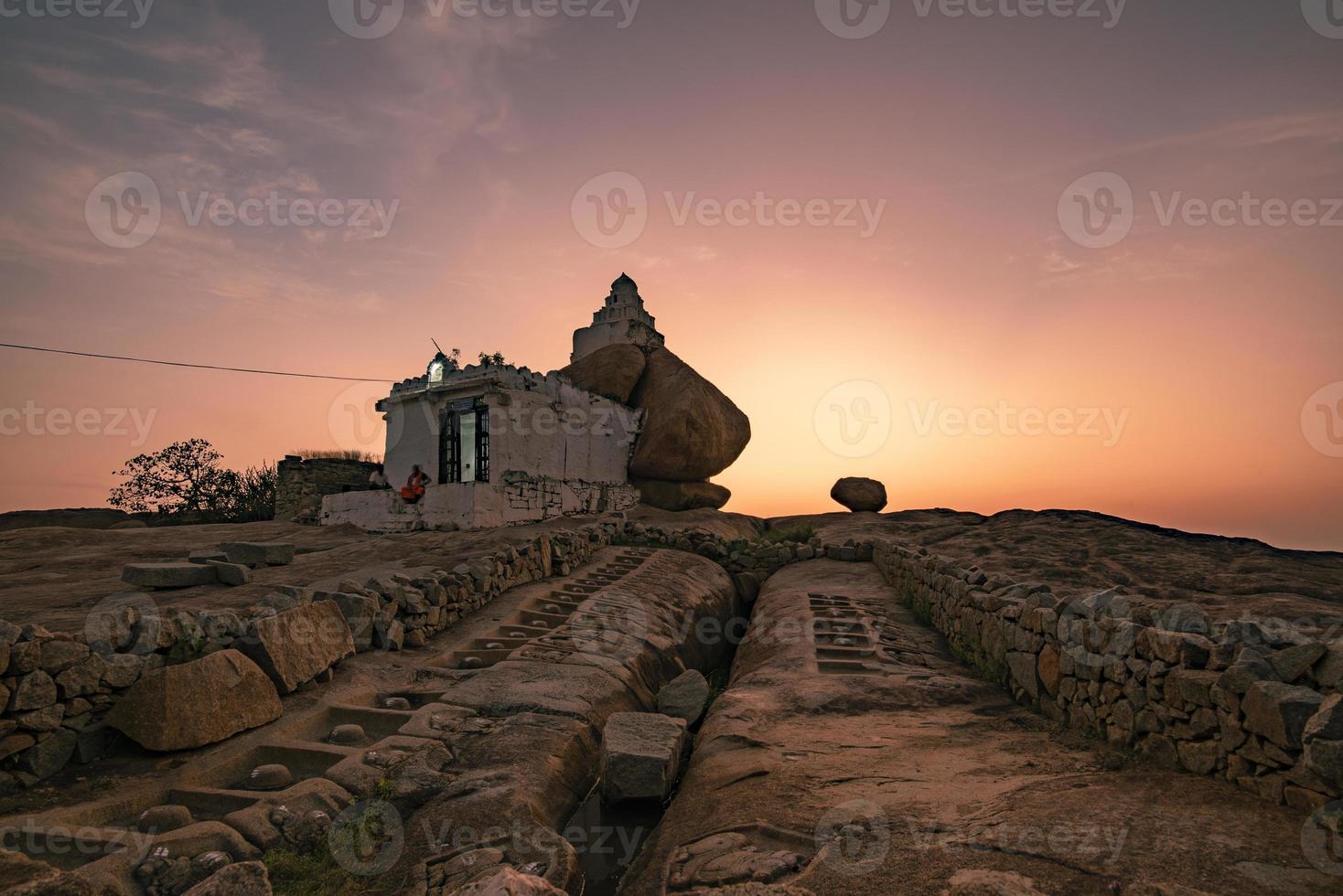 puesta de sol ver de shiva templo en malyavanta colina en hampi foto