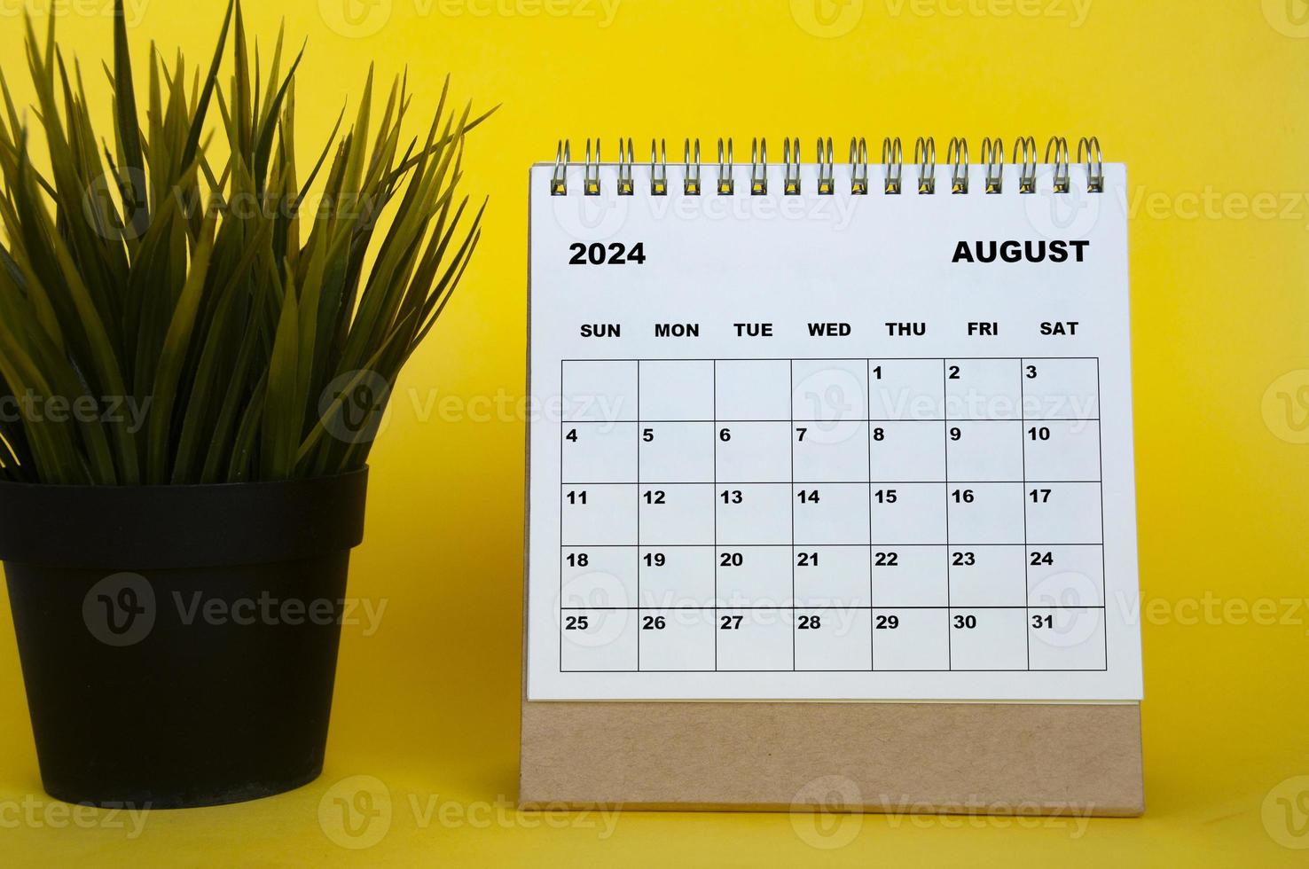 agosto 2024 mes calendario con mesa planta en amarillo cubrir antecedentes. mensual calendario concepto foto