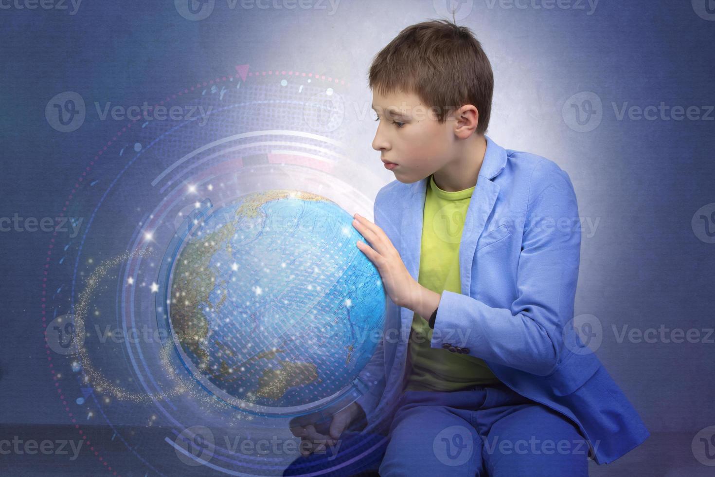 en un azul resumen fondo, un chico en un traje examina y estudios el globo de el planeta tierra. investigación y enseñando. foto