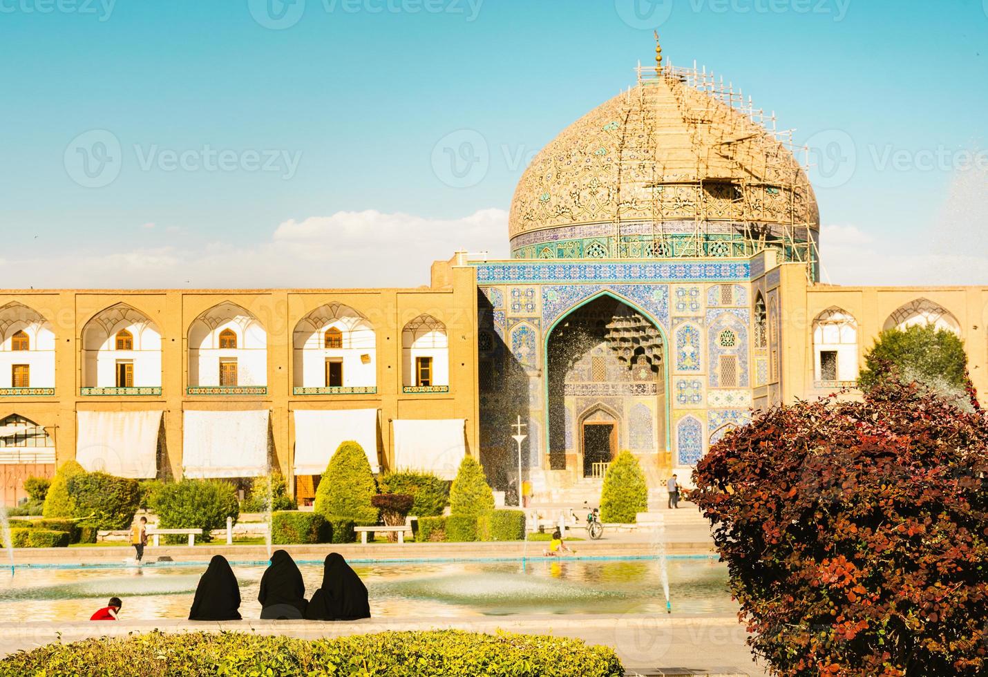 isfahán, irán, 2022 - Entrada dentro el viernes mezquita jame mezquita de isfahan con jardín primer plano foto