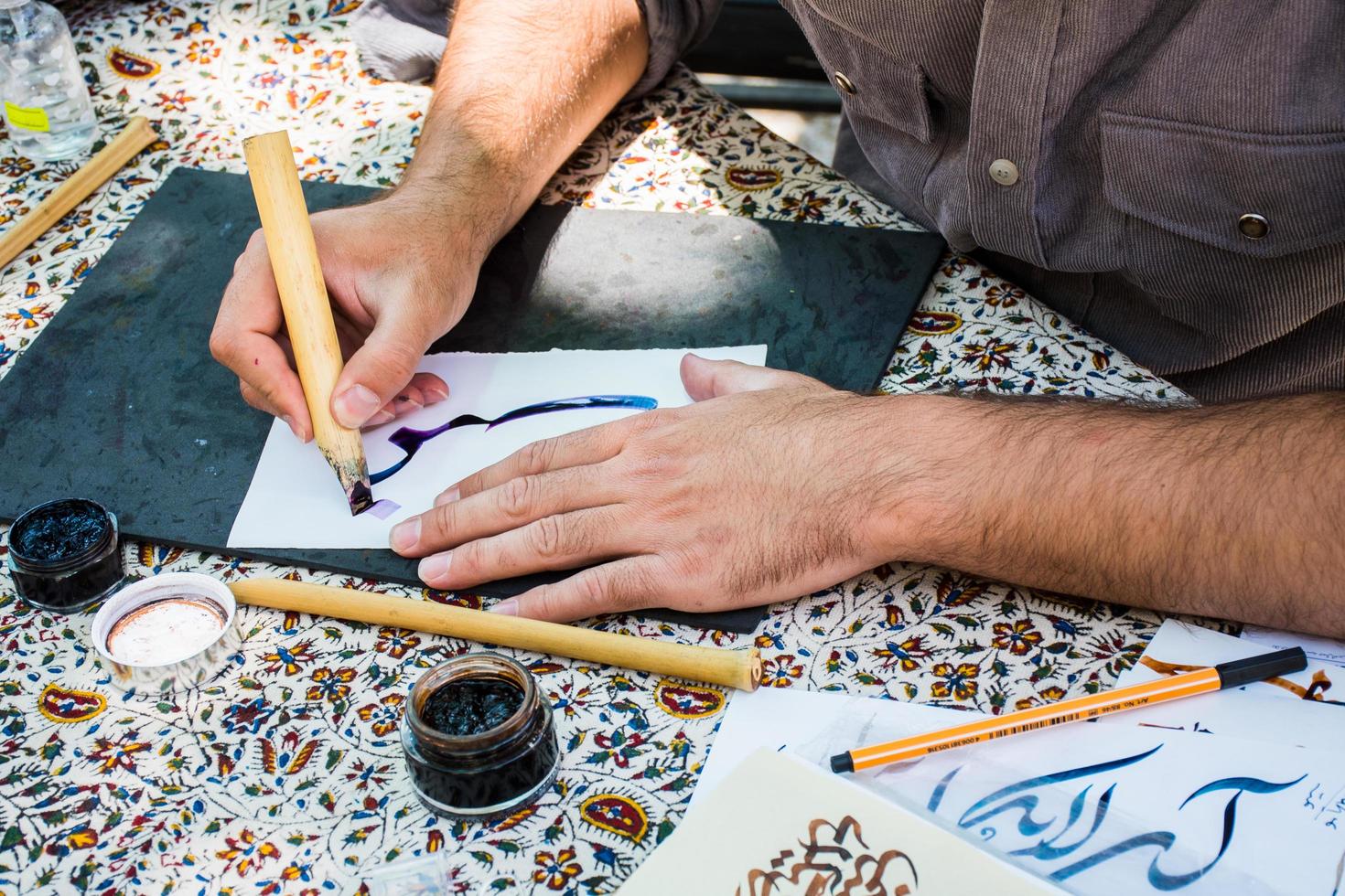 isfahán, corrí - iraníes sentar aprender símbolos a escribir en farsi idioma monitor esquina en isfahan jame mezquita patio foto