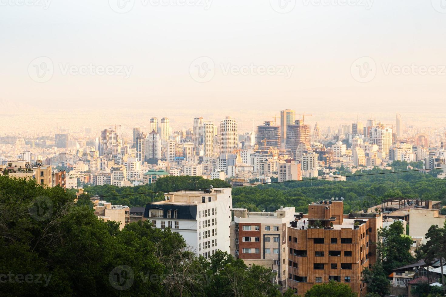 Teherán, irán, 2022 - ciudad edificios arquitectura horizonte panorama desde popular punto de vista en norte teherán foto