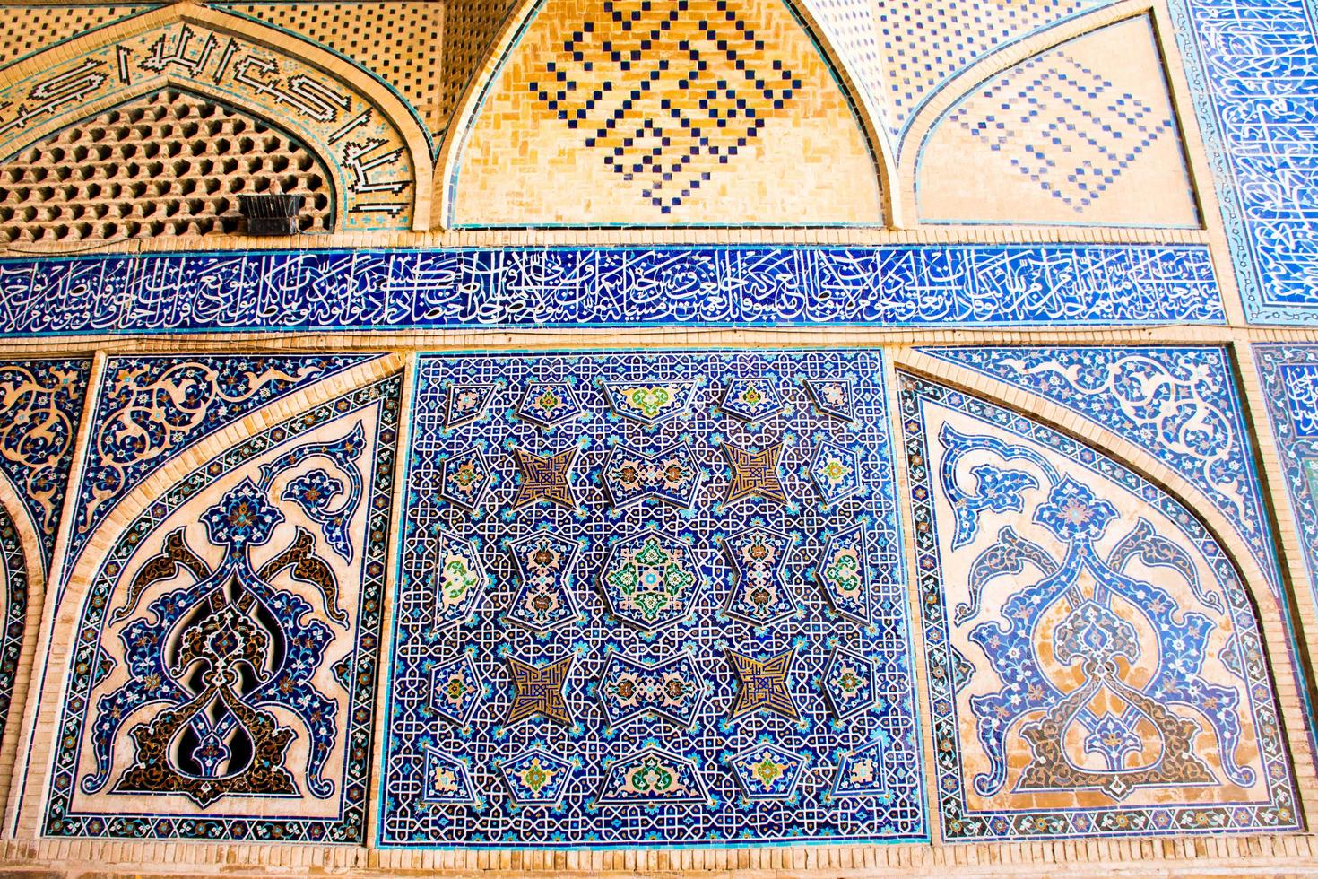 obra de arte en paredes en patio viernes mezquita jame mezquita de isfahan foto