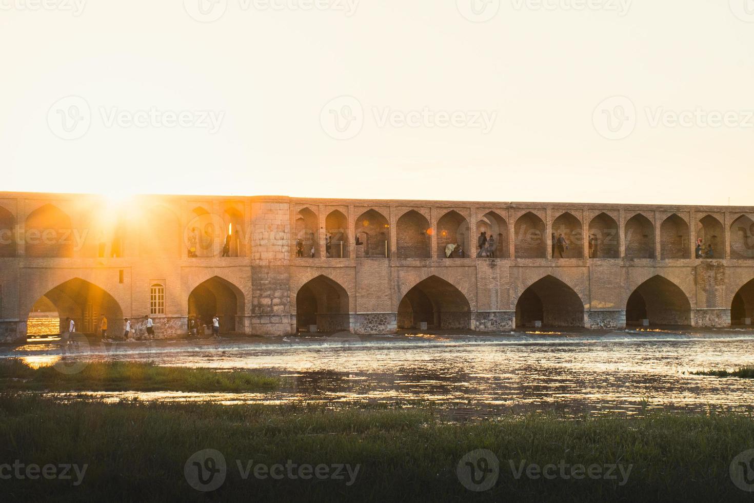 isfahán, irán, 2022 - personas frío y socializar alrededor siose pol o puente de 33 arcos, uno de el más antiguo puentes de esfahan y mas largo puente en zayandeh río foto