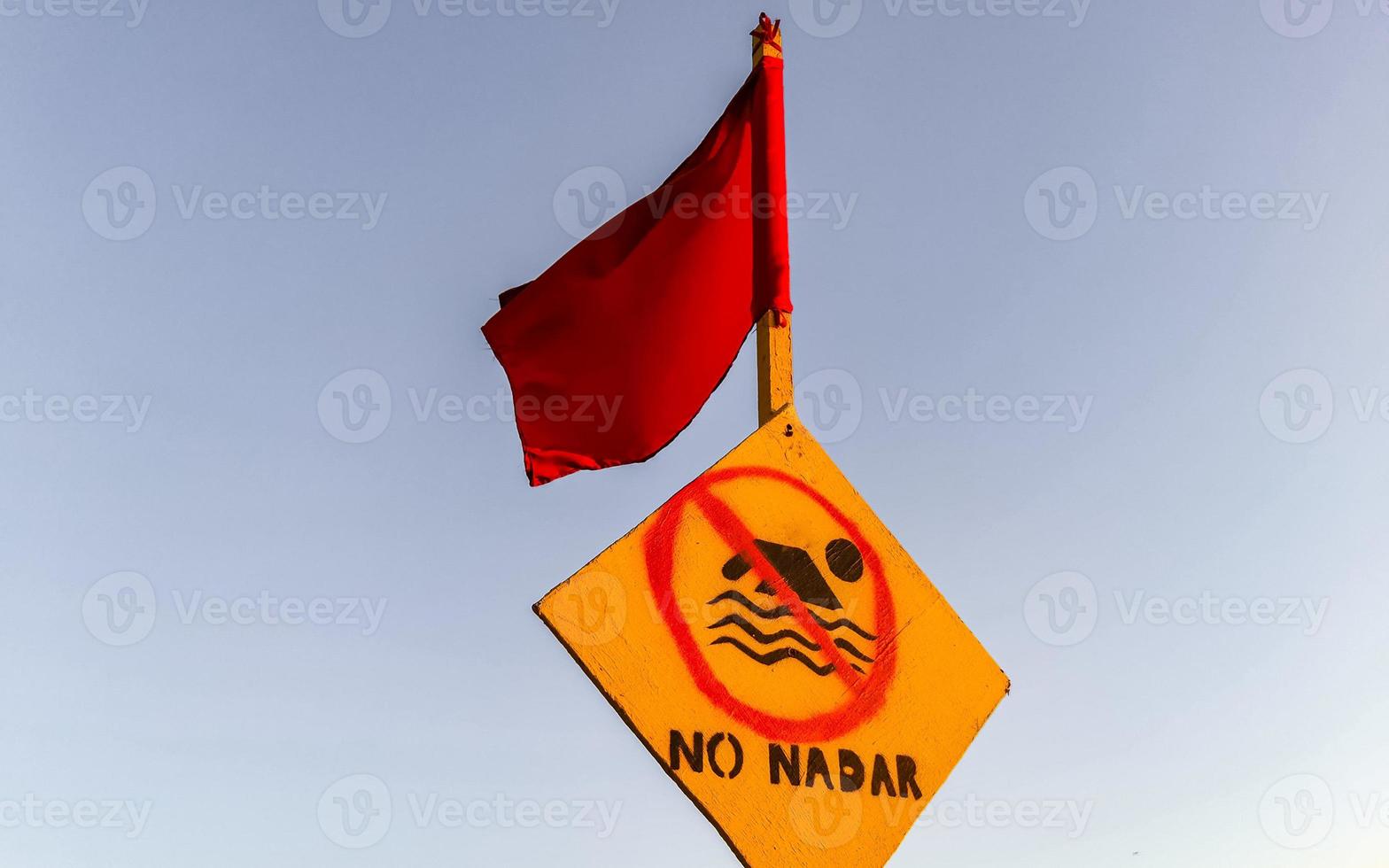 bandera roja prohibido nadar olas altas en puerto escondido mexico. foto