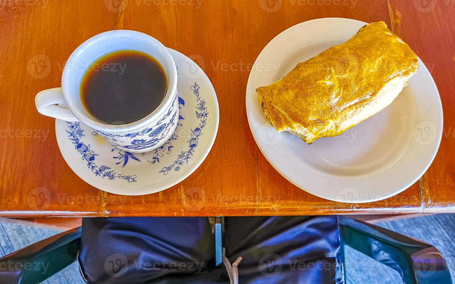 platos tipicos mexicanos empanadas tamales rollos con cafe oaxaca mexico. foto