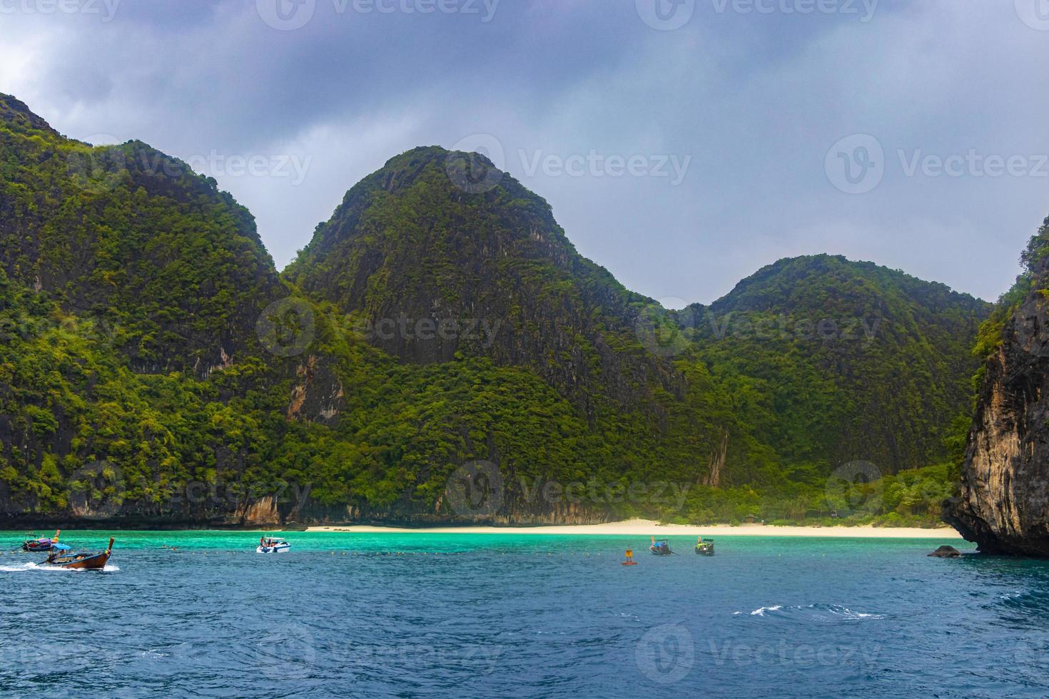 hermosa tropical caliza islas en koh fi fi don tailandia foto