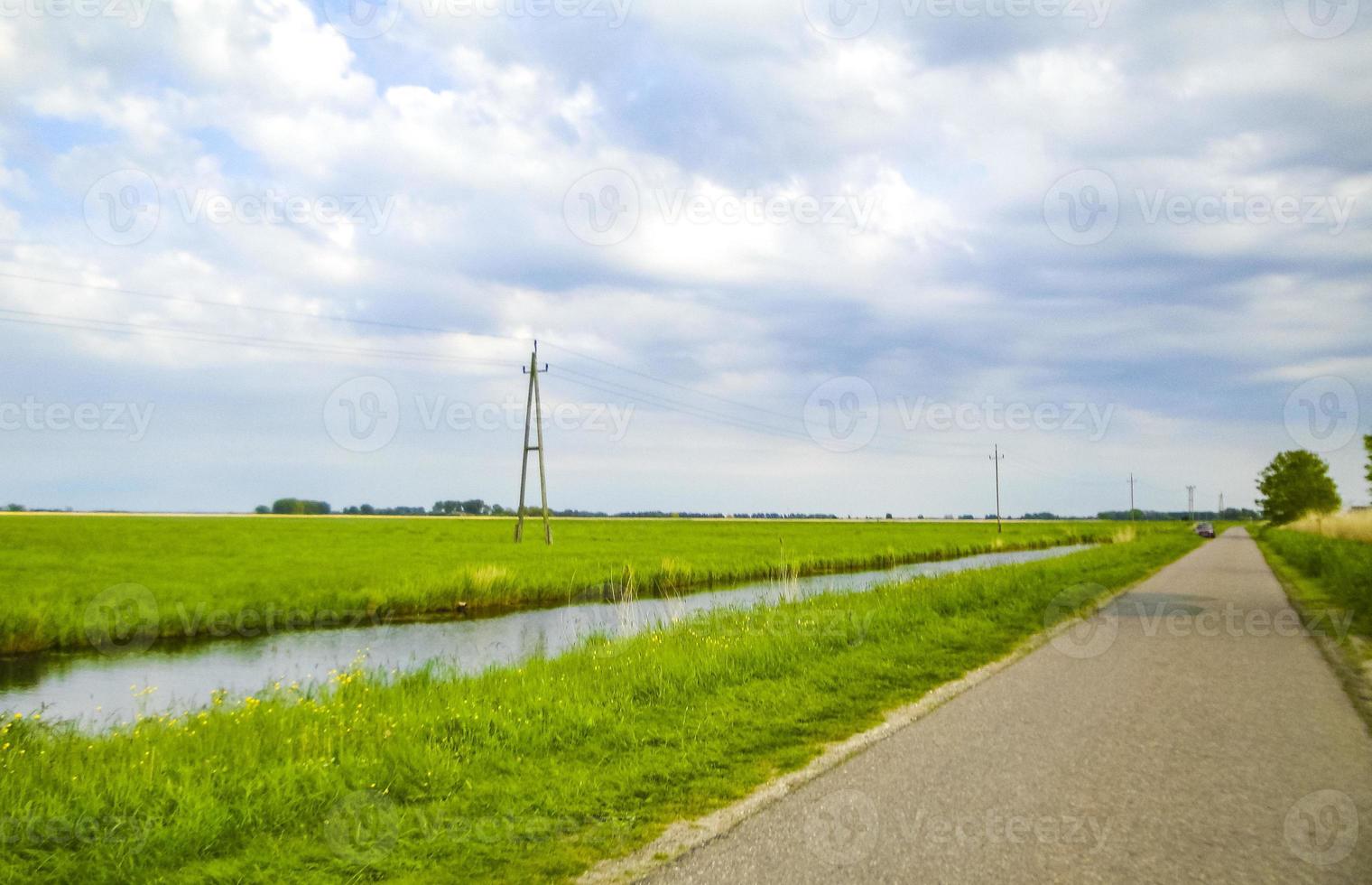 la carretera mediante naturaleza con campos y corrientes en Alemania. foto