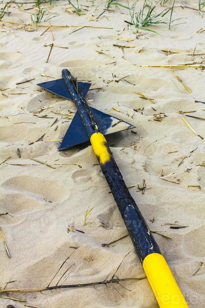 roto polo palo mástil en playa en Alemania. foto