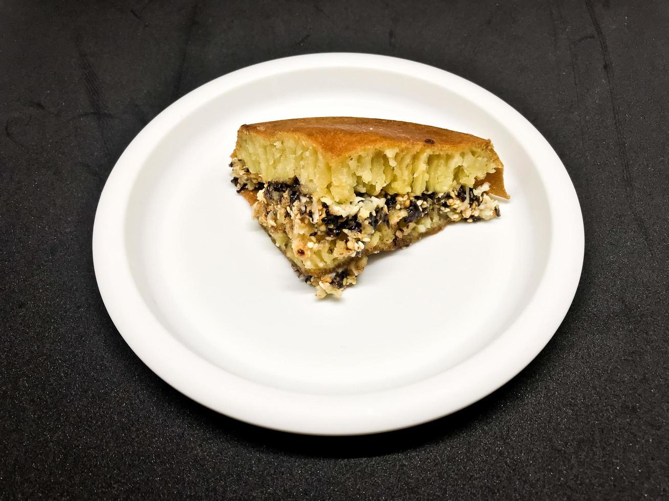 indonesio postre, sésamo frijol queso chocolate martabak foto