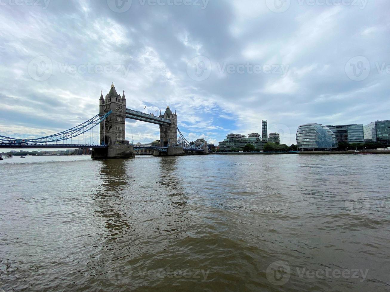 una vista del puente de la torre en londres foto