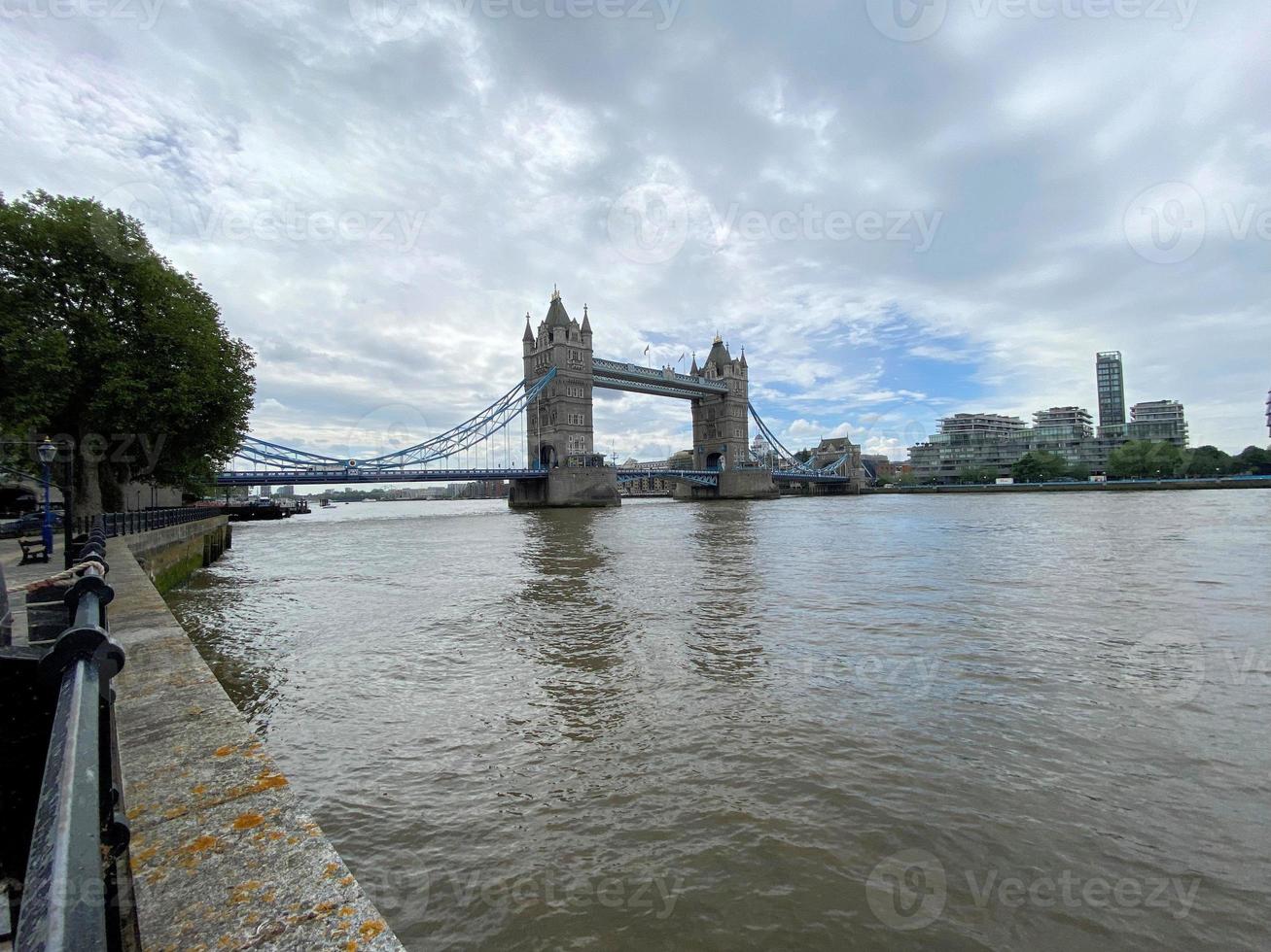 una vista del puente de la torre en londres foto