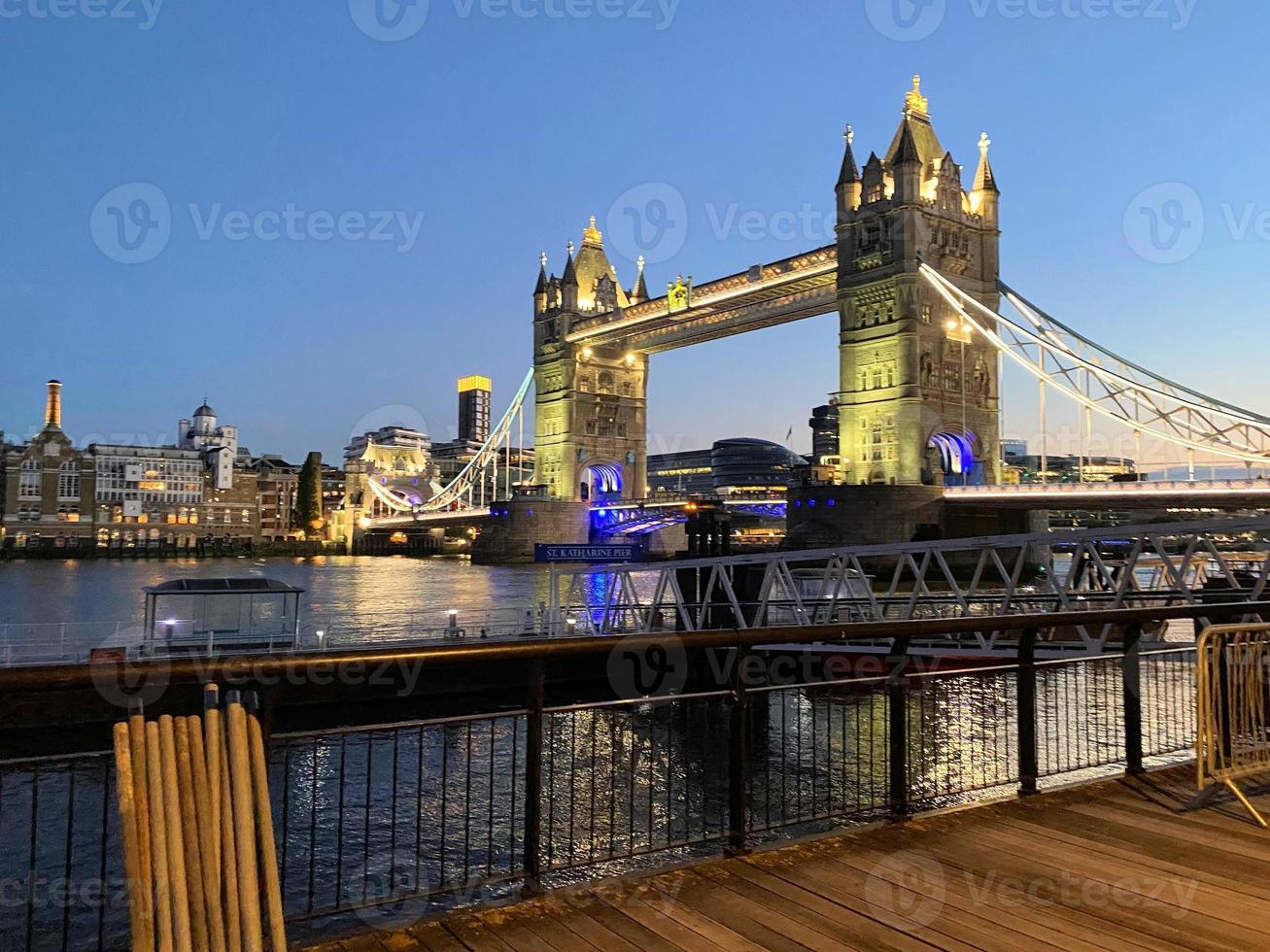 una vista del puente de la torre en londres foto