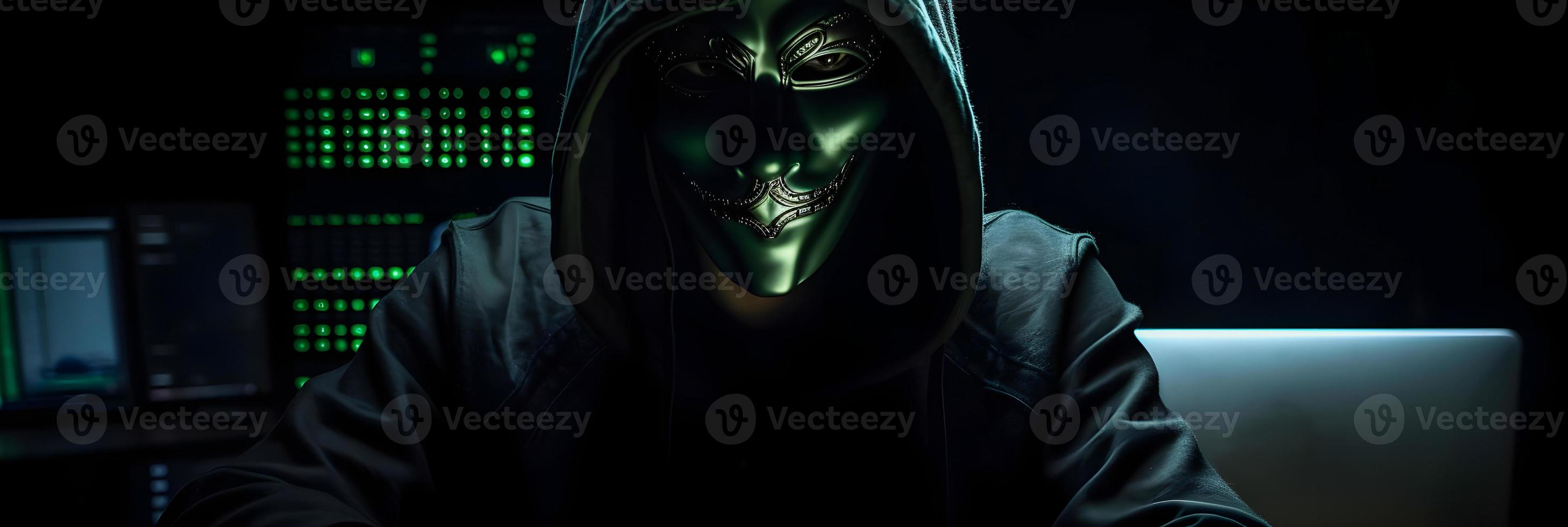 revelando el enigmático mundo de ciberdelincuencia un blanco enmascarado hacker frente ver en medio de oscuro capucha y verde matriz código antecedentes foto