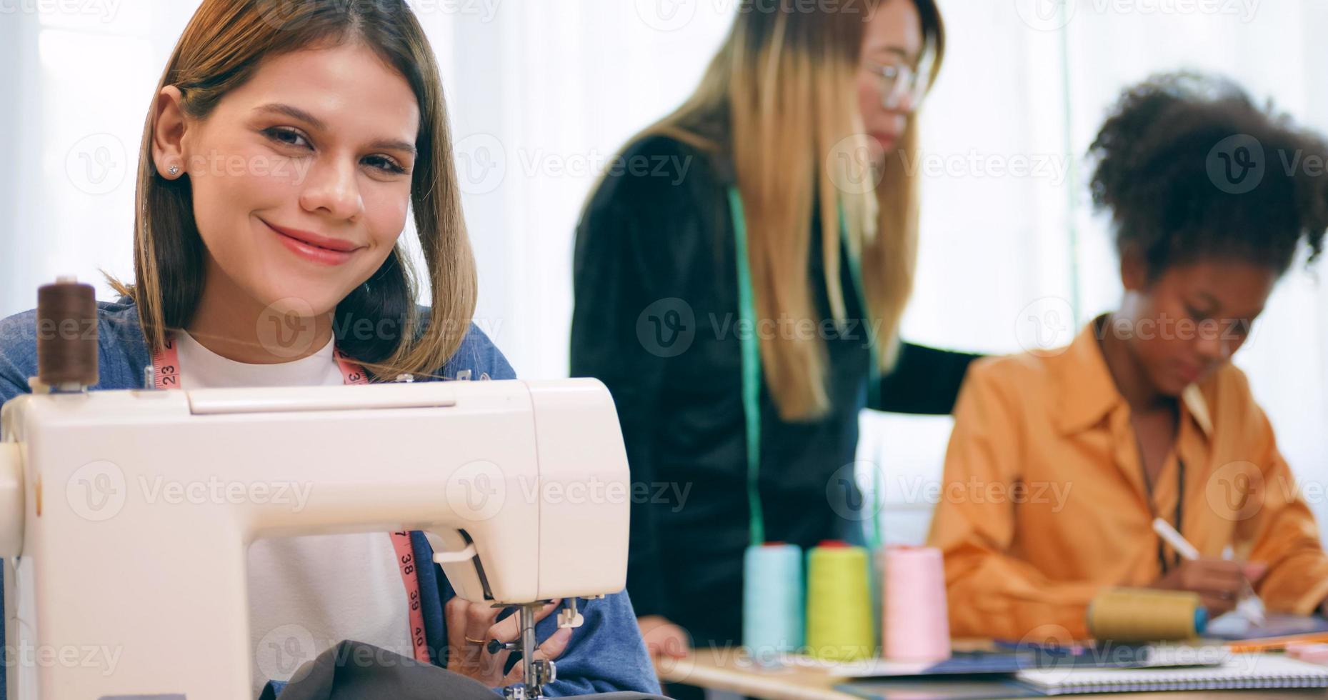 un grupo de joven mujer son aprendizaje el profesión de diseño y sastrería. foto